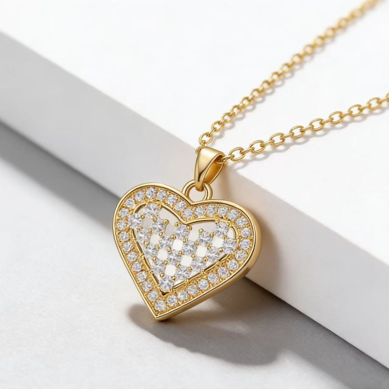 Heart Shaped Zircon Necklace For Women Clavicle Length Chain With A Gold Plated Pendant